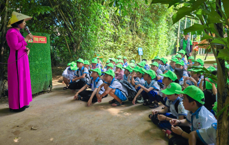 Làng sen đón hàng ngàn du khách mỗi ngày dịp sinh nhật Chủ tịch Hồ Chí Minh