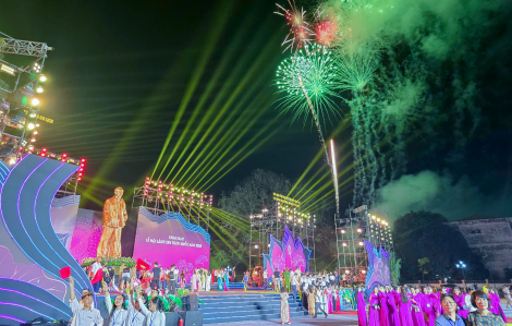 Pháo hoa rực sáng bầu trời quê Bác trong đêm khai mạc Lễ hội Làng Sen
