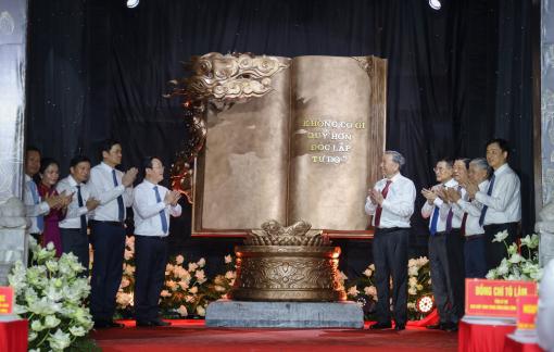 Tổng bí thư Tô Lâm trao tặng tác phẩm điêu khắc “Việt Nam - những trang sử vàng” cho quê Bác