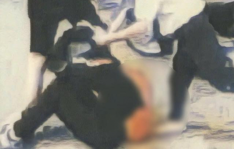 Mời phụ huynh vụ nam sinh bị đánh hội đồng đến làm việc