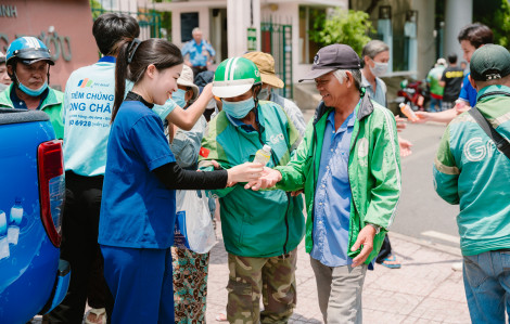 Tỏa mát yêu thương, hàng ngàn chai nước được dược sĩ Long Châu trao tay người dân