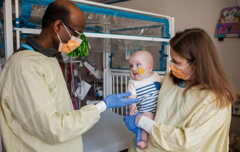 Trẻ sơ sinh mắc bệnh hiếm được điều trị bằng liệu pháp gen