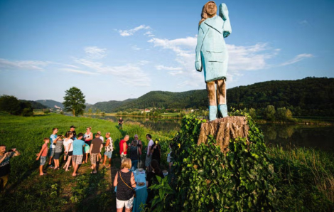 Bức tượng của Đệ nhất phu nhân Melania Trump bị cưa chân, biến mất ở quê nhà