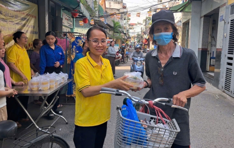 Tặng áo dài, suất ăn miễn phí nhân kỷ niệm 135 năm ngày sinh nhật Bác