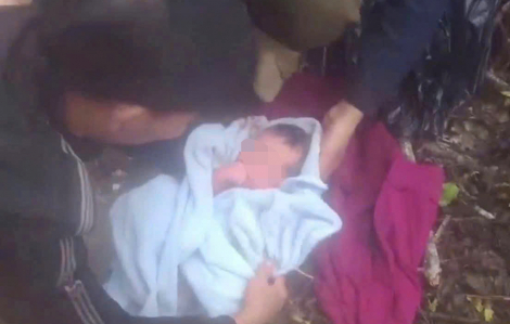 Bé trai còn nguyên dây rốn bị bỏ rơi trong túi ni lông bên vệ đường