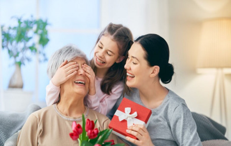 Cha mẹ già bỗng… thích tiền