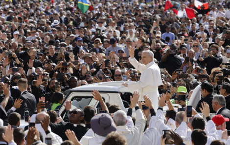 Giáo hoàng Leo vẫy tay chào người dân đến theo dõi lễ nhậm chức