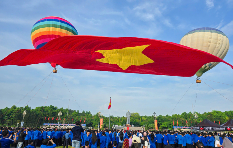 Đại kỳ Tổ quốc hơn 2.025 mét vuông tung bay trong ngày sinh nhật Bác Hồ
