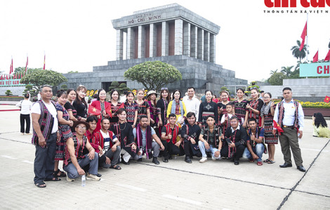 Dòng người xếp hàng vào Lăng viếng Bác trong ngày sinh của Người