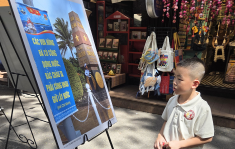 Ra Đường Sách ngắm ảnh Trường Sa, nhớ ơn Bác