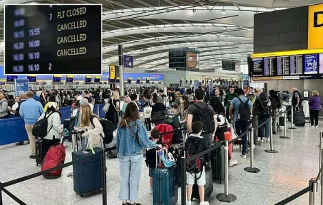 Sân bay Paris hỗn loạn
