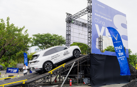 VinFast VF 8 phô diễn trọn vẹn sức mạnh qua bài thử khó leo dốc cao, lội nước sâu