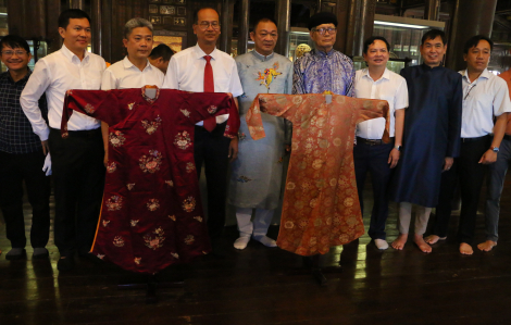 Áo dài Đức Từ Cung đi nửa vòng trái đất quay về lại hoàng cung xứ Huế