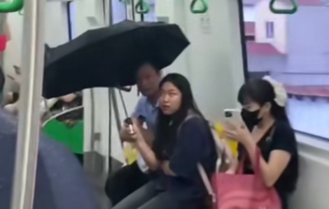 Khách đi tàu Cát Linh - Hà Đông phải dùng dù che trong toa vì bị ‘dột’