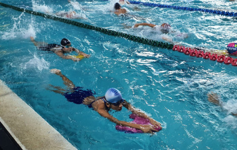 Quyên tiền xây tặng hàng trăm bể bơi học đường