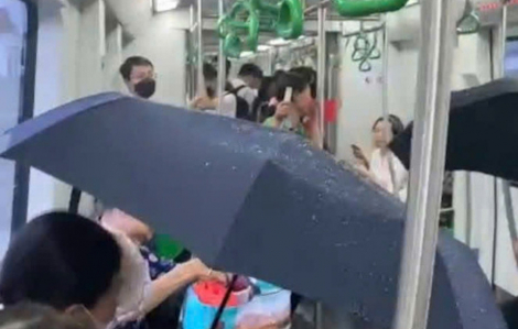 Tin tức ngày 20/5: Khách đi tàu Cát Linh - Hà Đông phải dùng ô che trong toa vì bị “dột”