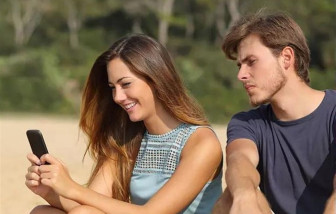 Bạn trai tôi muốn kiểm soát điện thoại