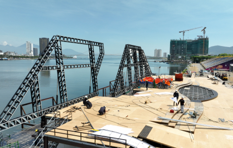 Cận cảnh sân khấu Lễ hội pháo hoa quốc tế đang dần hoàn thiện