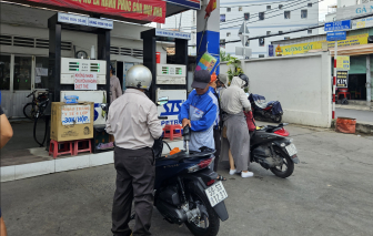 Giá xăng giảm, dầu tăng