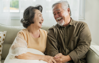 Nỗi uất ức phải chăm sóc chồng phụ bạc
