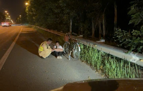 CSGT hỗ trợ bé gái khiếm khuyết trí tuệ đi lạc vào cao tốc