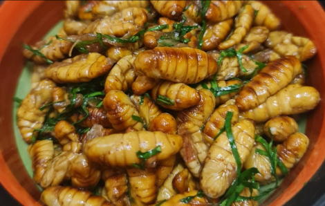 Người đàn ông tím tái, khó thở sau khi ăn nhộng tằm