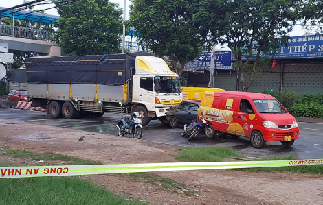 Tránh người phụ nữ chạy xe đạp ngược chiều, 2 người bị xe tải tông tử vong