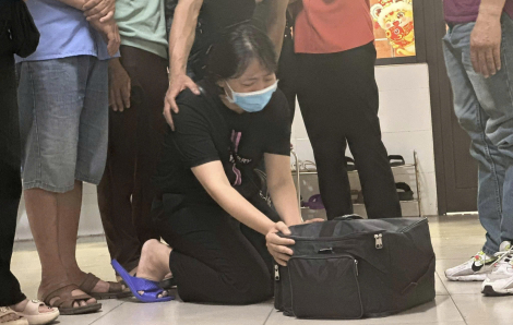 Nữ điều dưỡng quỳ gối, bật khóc trước tạng chồng sau khi hiến