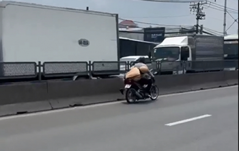 Thanh niên trong clip CSGT bám víu trên yên xe máy khai gì?