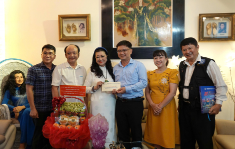 Trưởng Ban Tuyên giáo và Dân vận Thành ủy TPHCM Nguyễn Mạnh Cường thăm văn nghệ sĩ tiêu biểu