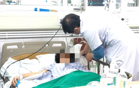 Uống 20 viên thuốc giảm đau đầu, cụ bà nhập viện, chân tay mềm nhũn