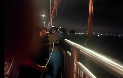 Thót tim cảnh Công an Đà Nẵng giật người đàn ông khỏi cái chết trên cầu