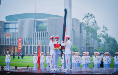 Lễ treo cờ rủ Quốc tang Nguyên Chủ tịch nước Trần Đức Lương tại quảng trường Ba Đình