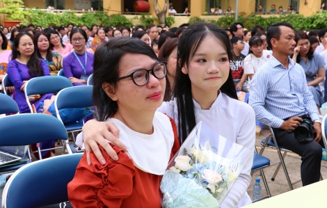 Nữ sinh khiến cả sân trường rơi nước mắt trong lễ trưởng thành