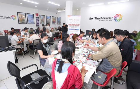 Workshop sáng tạo "Made in Singapore": Tour quốc đảo hút khách ngay từ những nét cọ đầu tiên