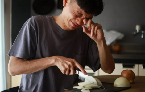 Cách tránh cay mắt khi cắt hành tây?