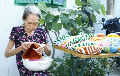 Cụ bà miệt mài đan nón, vớ tặng trẻ mồ côi