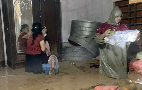 Người dân Hà Tĩnh chạy lũ giữa đêm