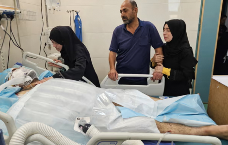 Nữ bác sĩ ngất lịm khi 9/10 đứa con thiệt mạng vì đòn không kích của Israel