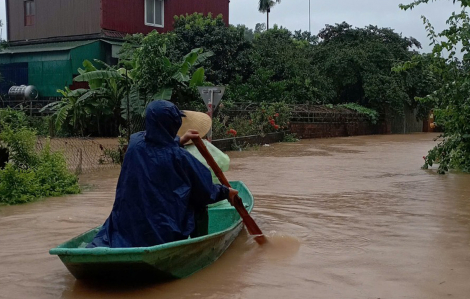 Nước tràn vào nhà, người dân Hà Tĩnh phải chạy lũ giữa đêm