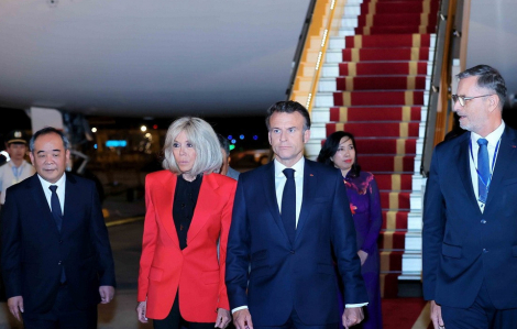 Tổng thống Pháp và Phu nhân bắt đầu thăm cấp Nhà nước tới Việt Nam