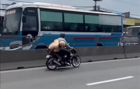 Bắt thanh niên lái xe máy ‘thông chốt’ khiến CSGT chới với trên yên