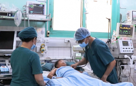 Bé gái nguy kịch vì bị cửa cuốn kéo ngược lên trần nhà