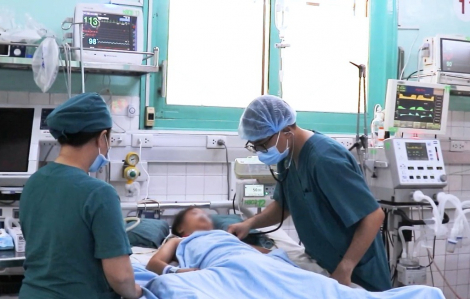 Bé gái nguy kịch vì bị cửa cuốn kéo ngược lên trần nhà