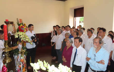 Hơn 100 văn nghệ sĩ TPHCM dâng hương tại Bảo tàng Hồ Chí Minh