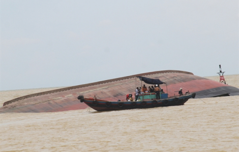 Tàu chở gần 5.000 tấn than chìm trên biển, 10 thuyền viên mất tích