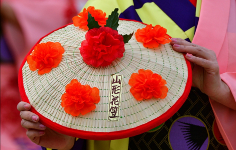 Các nghệ nhân Việt Nam sản xuất 1.500 nón hoa "cứu" lễ hội lâu đời ở Nhật Bản