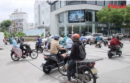 TPHCM: Người dân bất an vì giao thông hỗn loạn tại đoạn giao cắt đường tàu