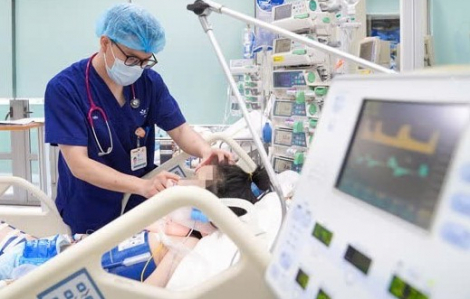 Bé gái ngừng thở vì bị cửa cuốn kẹp vào cổ