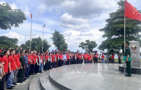 Buổi chào cờ đặc biệt ở nơi 1 con gà gáy 3 nước cùng nghe